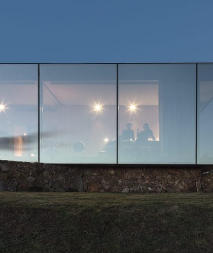 Sacromonte Hotel a glass lodge in Uruguay